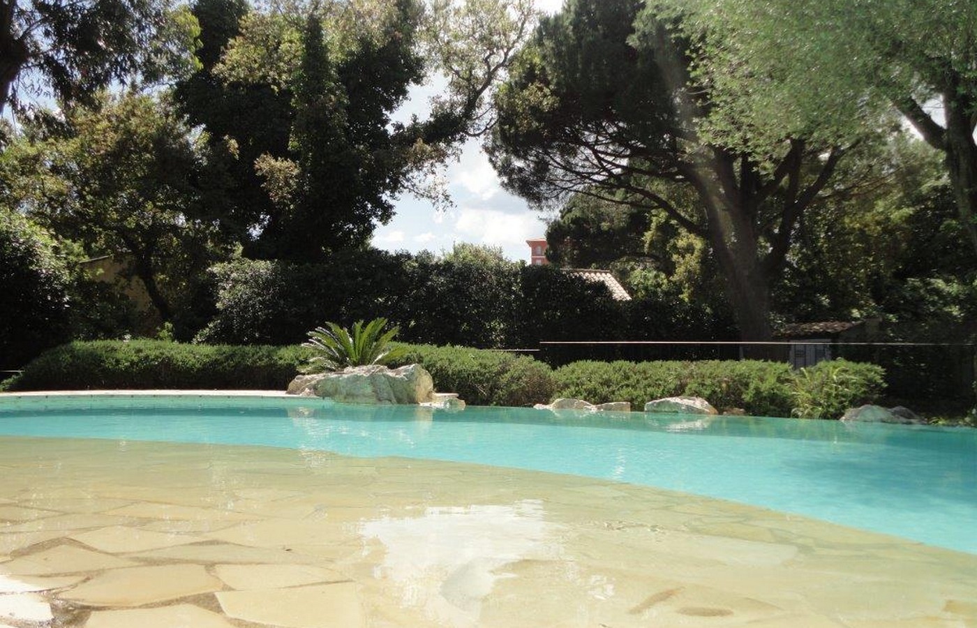Une piscine à débordement est prise en photo vue du sol